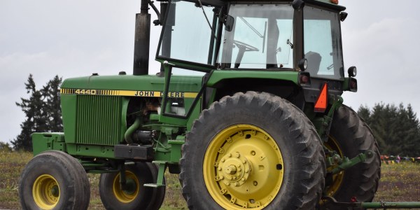 ¿Cómo reparar los frenos en un tractor?